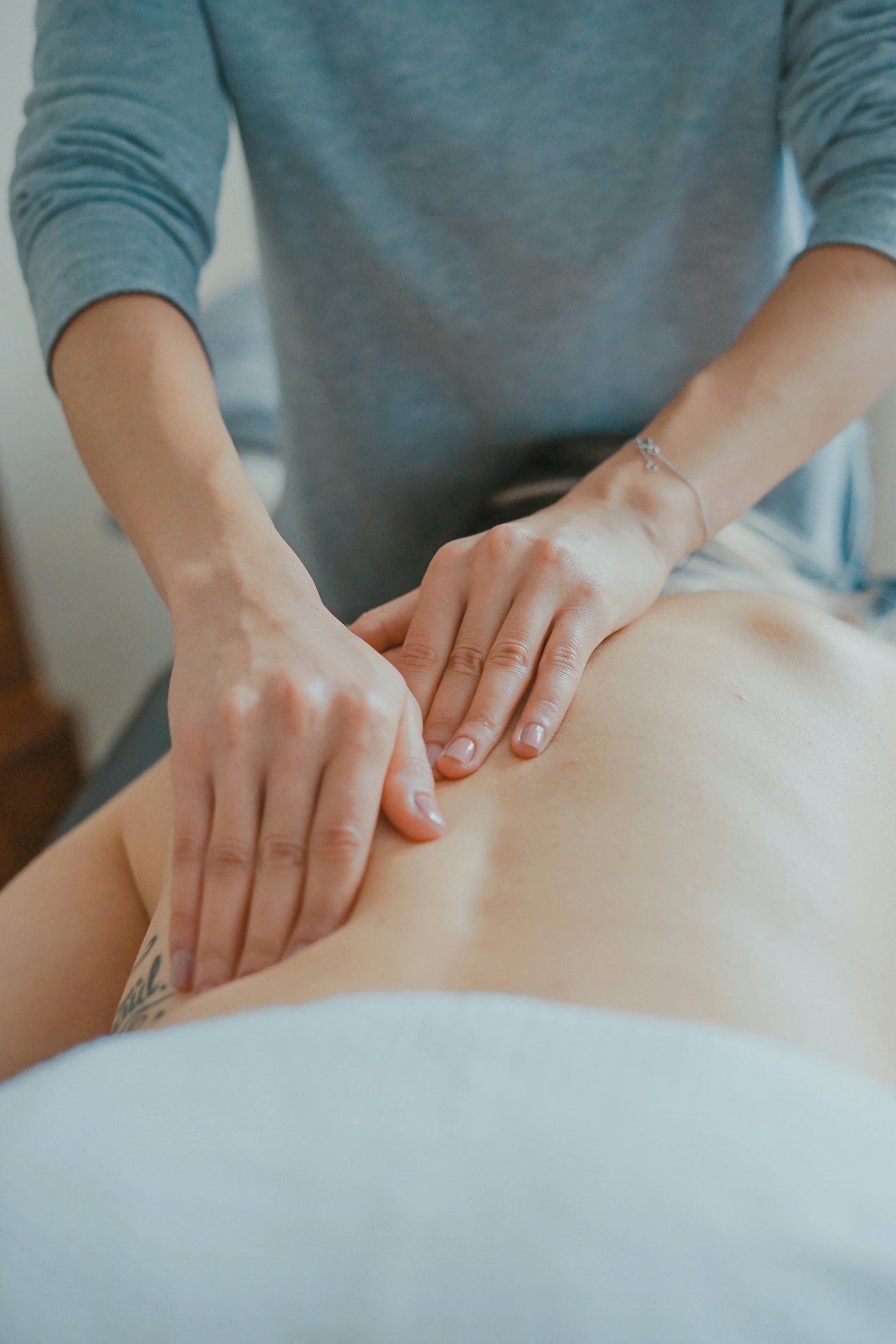Fliessende, tiefenentspannende Ganzkörper-Massage — Handgrid Harmony